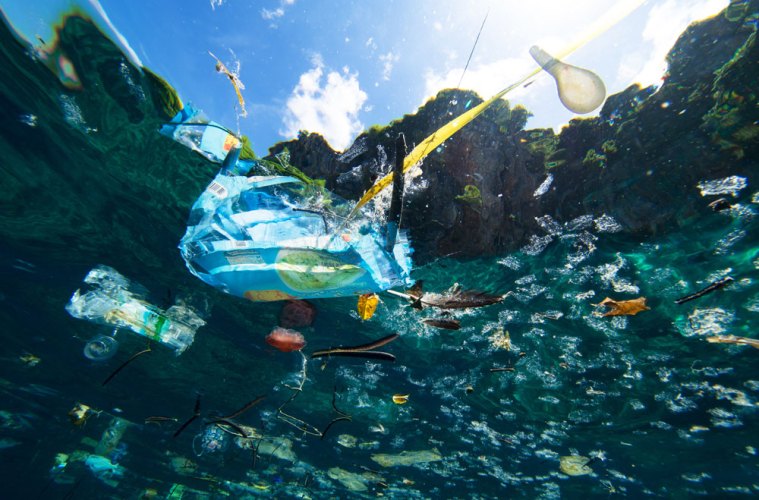 Plastic waste floating in the ocean, showing the environmental impact of non-recyclable packaging and the need for plastic recycling and sustainable packaging solutions